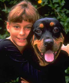 Imagen de una ni�a con un perro